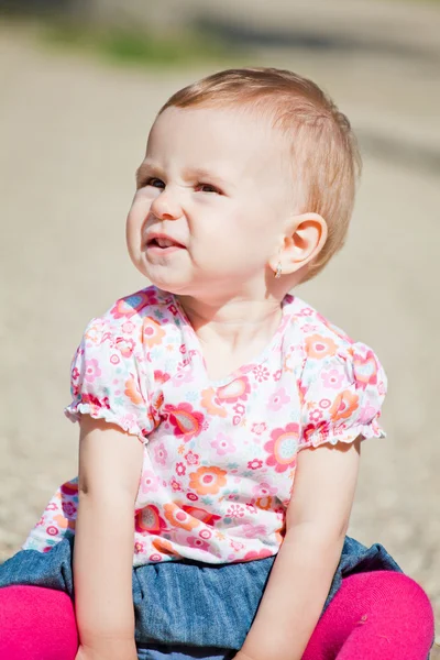 Bébé fille extérieur — Photo