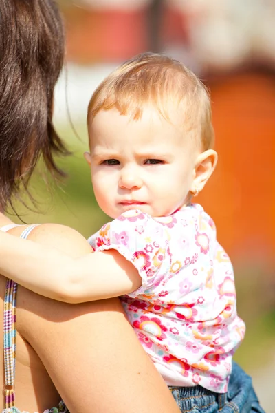 Bebê menina ao ar livre — Fotografia de Stock