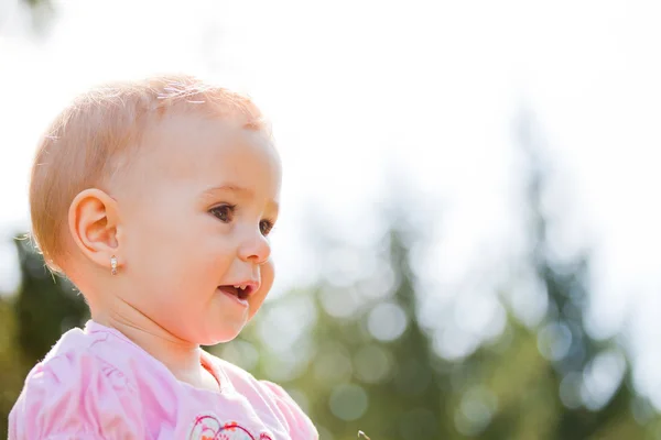 屋外の女の赤ちゃん — ストック写真
