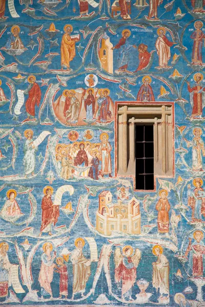 杰西和在 Voronet 窗口中的树的垂直细节绘在罗马尼亚修道院 — 图库照片