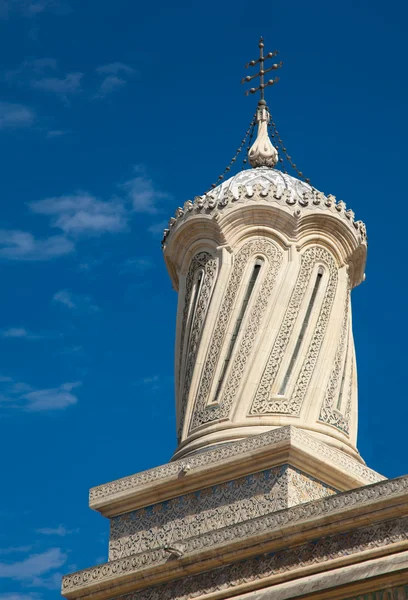 市中心的反对蔚蓝的天空 罗马尼亚归队修道院教堂钟楼 — 图库照片