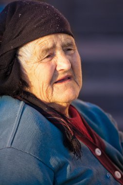 yaşlı köylü kadın