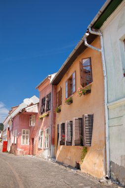 satır bir sokakta sighisoara Kalesi Transylvania'da, Romanya yaz renkli evlerin.