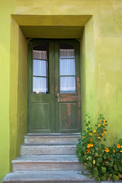 Framifrån Ett Medeltida Hus Med Gröna Dörr Och Grön Vägg — Stockfoto