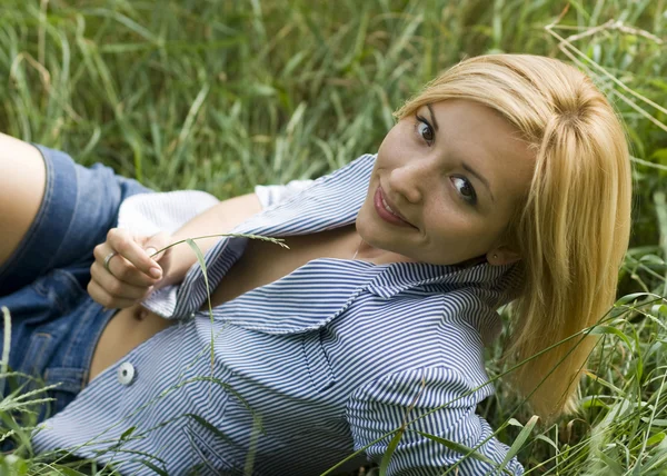 Meisje liggend in het gras — Stockfoto