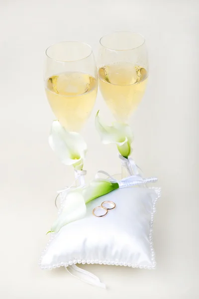 Bicchieri e anelli di champagne nuziale — Foto Stock