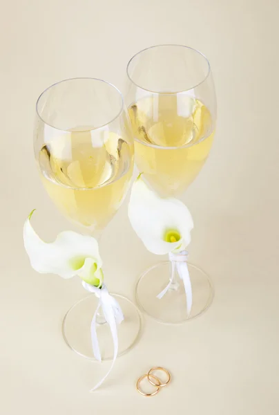 シャンパン グラスと結婚指輪結婚式 — ストック写真