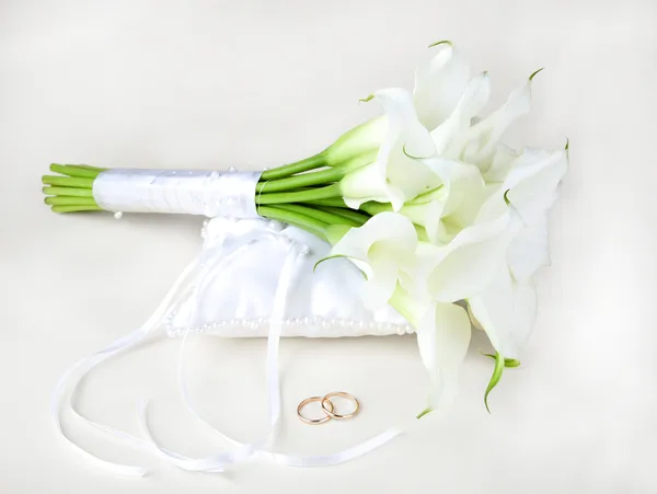 stock image Bridal bouquet and wedding rings