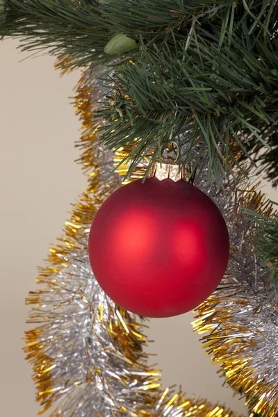Juguete rojo de Navidad en el árbol — Foto de Stock