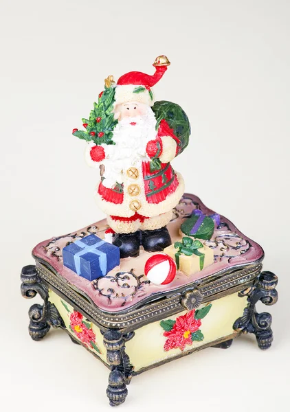 Jultomten med en julgran i låda — Stockfoto