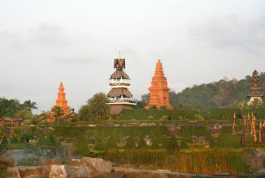 Bahçe taşları ve Tayland Budist tapınakları