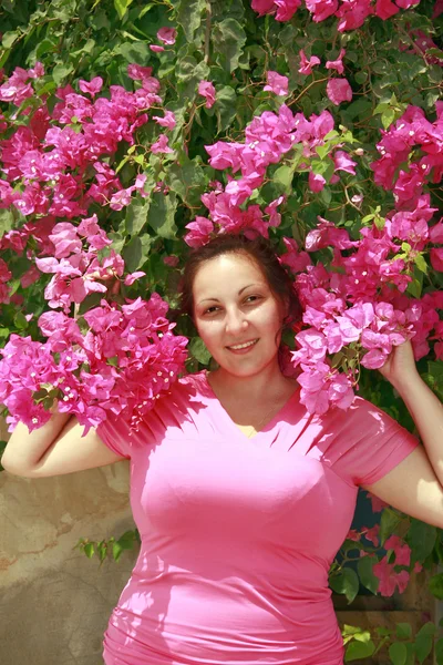 Gadis Cantik Tersenyum Dalam Bunga Cerah — Stok Foto