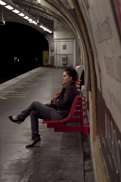Γυμναστήριο κολάζパリの地下鉄で待つ女 — ストック写真
