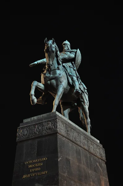 Статуя Юрия Долгорукого (основателя Москвы) ночью — стоковое фото