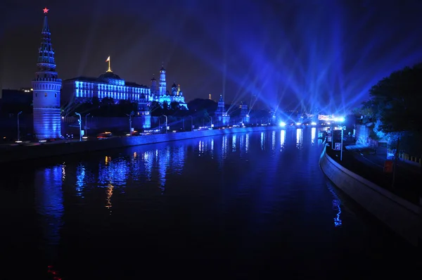 夜、モスクワ、ロシアでクレムリン堤防. — ストック写真