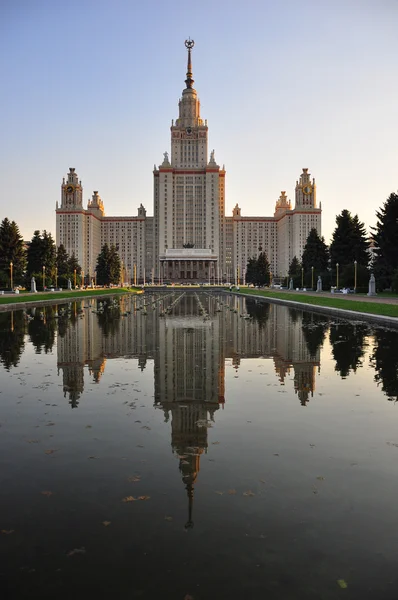 Lomonossow Moskauer Staatliche Universität am Abend. — Stockfoto