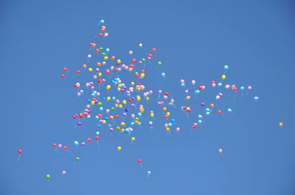 Mavi gökyüzü balonları.