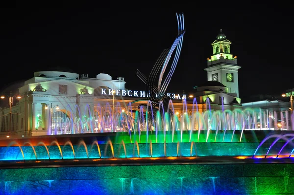基辅站和喷泉强奸欧洲在莫斯科的晚上. — 图库照片