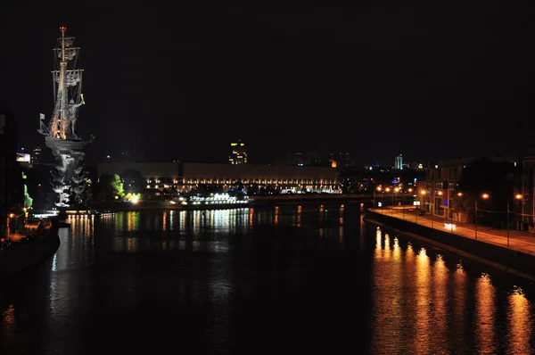 Socha Petra Velikého v noci. Moskva, Rusko. — Stock fotografie