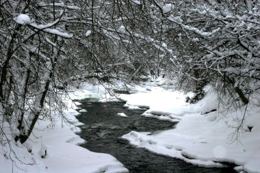 açık su Nehri üzerinde yoğun bir kar yağışı sonra bulundu