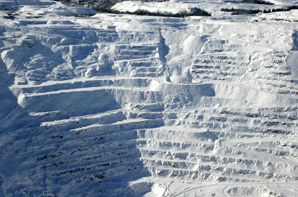 Προβολή Των Χιόνι Κάλυψε Εξόρυξης Βήματα Στο Ανοιχτό Λάκκο — Φωτογραφία Αρχείου