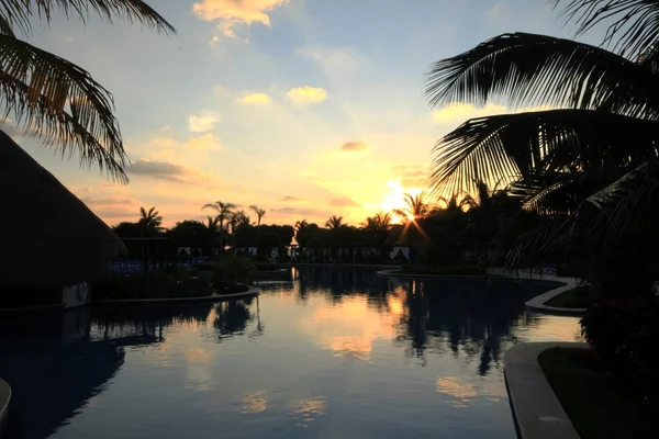 Sunrise over pool — Stock Photo, Image