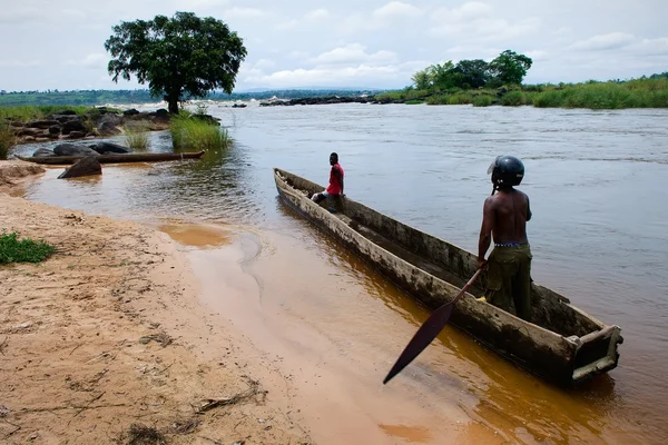 Mężczyźni w drewnianą łodzią na rzece Kongo — Zdjęcie stockowe