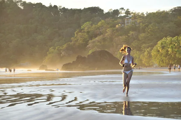 Ung vacker flicka på en strand. — Stockfoto