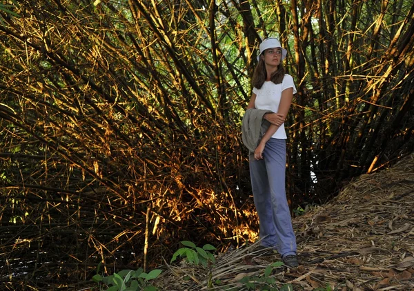 ジャングルのコンゴで美しい少女. — ストック写真