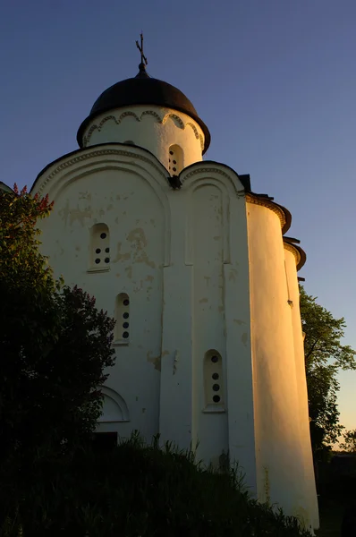 Kostel svatého Jiří v Ladožské pevnosti v úsvit. — Stock fotografie
