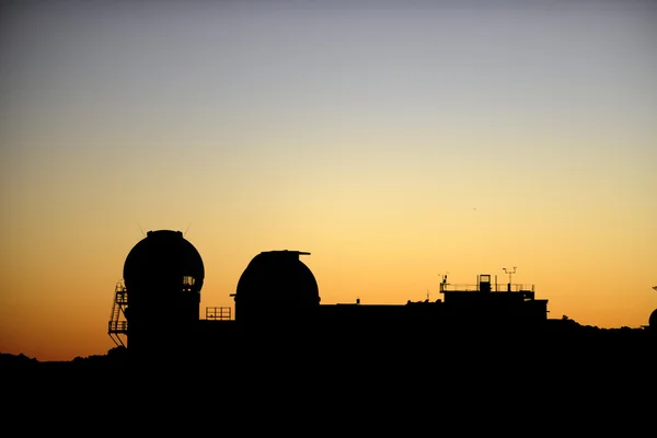 Obserwatorium Astronomiczne w górach wczesnym rankiem. — Zdjęcie stockowe