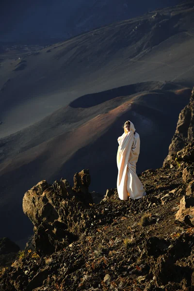 Lány Kráterek Haleakala Kora Reggel Füst Csomagolva Fehér Lány Rising — Stock Fotó