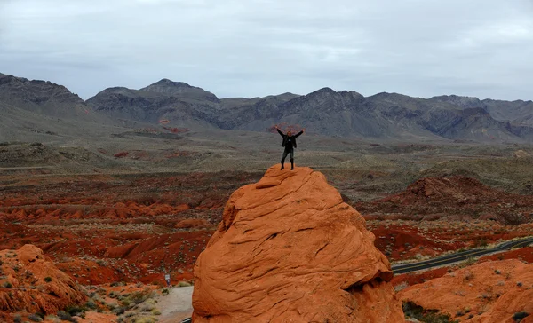 赤い岩の上の人. — ストック写真