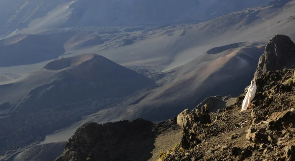 Haleakala Kraterler Kıza Sabah Erkenden Sigara Sarılmış Beyaz Kız Kırılmaya — Stok fotoğraf