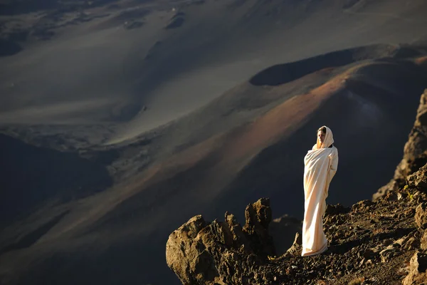 Het meisje op kraters van haleakala. — Stockfoto