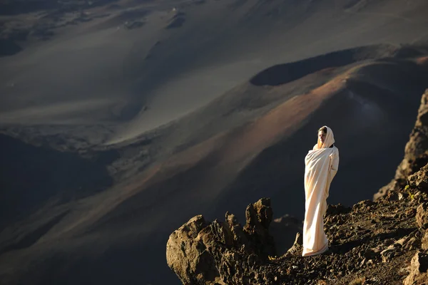 The girl at craters of Haleakala. — Stock Photo, Image
