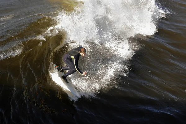 Surfista se levanta en una ola . — Foto de Stock