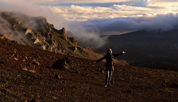 Das Mädchen an den Kratern von Haleakala. — Stockfoto