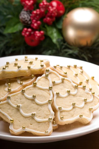 Zdobione ciasteczka świąteczne w uroczysty ustawienie — Zdjęcie stockowe