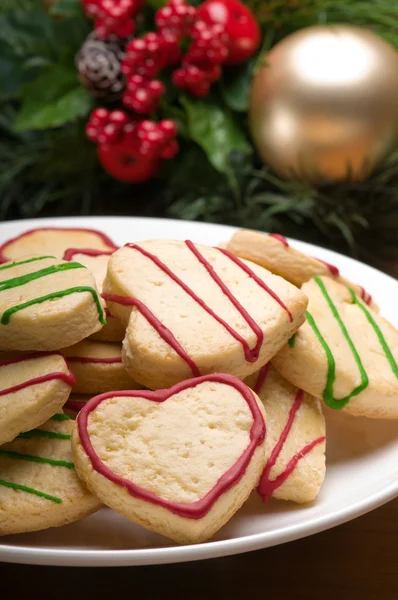 Decorated christmas cookies in festive setting — Stock Photo, Image