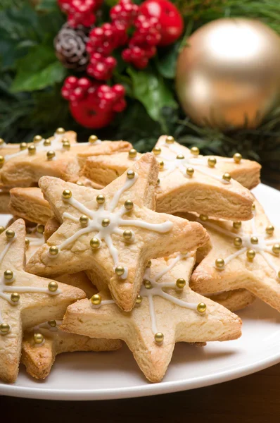 Украшенные рождественские печенья в праздничной обстановке — стоковое фото