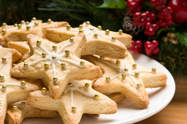 Украшенные рождественские печенья в праздничной обстановке — стоковое фото