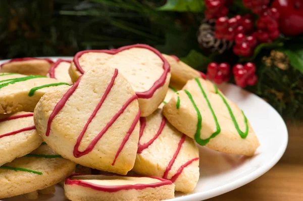 Zdobione ciasteczka świąteczne w uroczysty ustawienie — Zdjęcie stockowe
