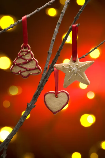 Рождественское печенье как украшение елки — стоковое фото