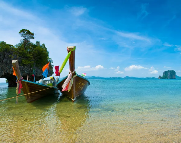 Długi ogon łodzi przy plaży w Tajlandii — Zdjęcie stockowe