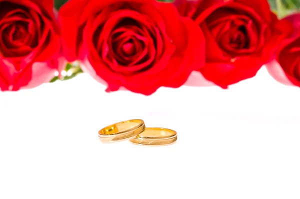Red Roses Golden Wedding Rings White — Stock Photo, Image