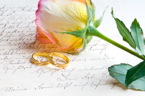 Rode Gele Roos Ring Een Hand Geschreven Liefdesbrief — Stockfoto