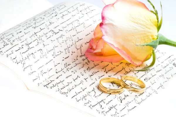 Rosa Roja Amarilla Anillo Oro Sobre Una Carta Amor Escrita —  Fotos de Stock