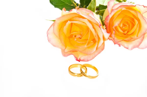 Κόκκινα και κίτρινα τριαντάφυλλα και Χρυσής δαχτυλίδι πάνω από λευκό — Φωτογραφία Αρχείου