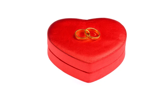 Свадебные кольца и коробка формы сердца — стоковое фото